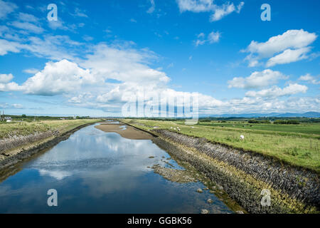 Marais Malltraeth avec aqueduc et canal, Anglesey, au nord du Pays de Galles, Royaume-Uni Banque D'Images