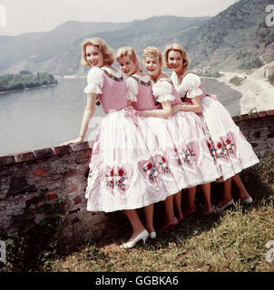 VIER MÄDELS AUS DER Wachau Autriche 1957 - Franz Antel Ein ein uneheliches Zwillingspaar eheliches und werden vom geschäftstüchtigen Fremdenverkehrsortes in der Bürgermeister von als Touristenattraktion ausgebeutet Wachau. Als die vier sich und heiraten verlieben wollen, sieht der Bürgermeister the einträgliches Geschäft gefährdet. Foto v.l.n.r.:Hanni (ELLEN KESSLER), Gretl (JUTTA GÜNTHER), Christl (ISA GÜNTHER) und Franzi (ALICE KESSLER). Regie : Franz Antel Banque D'Images