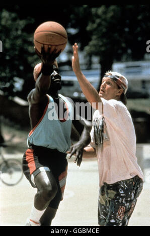 WEISSE JUNGS BRINGEN'S NICHT / les hommes blancs ne peut pas sauter USA 1992 / Ron Shelton Auf den öffentlichen von Basketball-Plätzen Spielfieber das ist Los Angeles. ausgebrochen Und dabei geht es auch um jede Menge Geld...Bild : Sidney Deane (Wesley Snipes) und Billy Hoyle (Woody Harrelson) Régie : Ron Shelton aka. Les hommes blancs ne peut pas sauter Banque D'Images