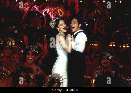 MOULIN ROUGE / Moulin Rouge USA 2001 / Akhenaton 1900 - die Welt dreht sich um Paris, die Stadt der Liebe. En dem berühmtesten Nachtclub der Stadt, dem Moulin Rouge, Satin ist (Nicole Kidman) der Star. Träumt von einer Satin Karriere als Schauspielerin. Um ein Theaterstück zu veräussern, gibt sich einem reichen, Satin Duc anglais hin. Der junge Schriftsteller Christian (EWAN MCGREGOR) ist nicht nur von der Sinnlichkeit des Cancan fasziniert, sondern auch von Satin. Im Sturm erobert Christian Satins Herz. Muss sich zwischen Satin nun in Ihrem Traum und der wahren Liebe entscheiden... Banque D'Images
