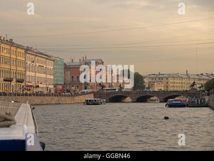 Pont anitchkov (plus) l'exécution de Nevsky Prospect sur la Rivière Fontanka, St Petersbourg, Russie. Banque D'Images