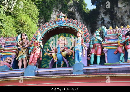 Des statues de dieux hindous colorés à l'extérieur de Batu Caves de culte, Selangor, Malaisie Banque D'Images