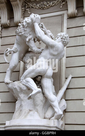 La lutte contre le lion de Némée Hercule à la Hofburg à Vienne Banque D'Images