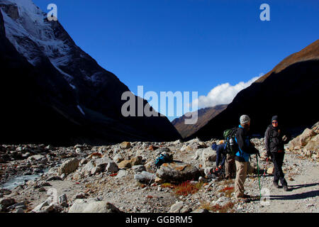 Près de Tangnag alpinistes en route vers Khare camp de base pour monter Mera peak Banque D'Images