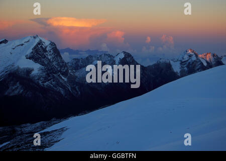 Crépuscule vue depuis camp - Mera peak - Khangkaru Charpata Kusom (montagne sacrée) Contexte Banque D'Images