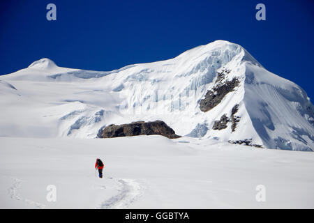 Clair comme une escalade dans les champs de neige sur la route jusqu'camp - Mera Peak pic en gauche morte Banque D'Images