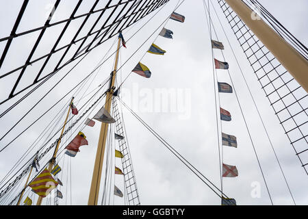 Drapeaux, mâts et gréements à SS Great Britain de Brunel maintenant un musée dans le quartier historique de Bristol Harbourside Banque D'Images