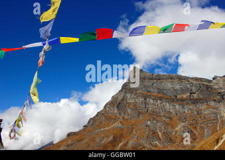 Avis de drapeaux de prière Tibetains de Khare camp - unkown pic de montagne en arrière-plan Banque D'Images