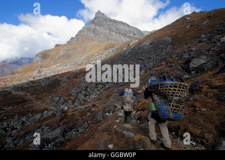 Avis de sherpa porteurs sur la route à Tangnag de Khare - Vallée de l'Hinku Banque D'Images