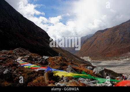 Avis de drapeaux de prière Tibetains près de Tangnag Mera avec système de montagne et vallée de l'Hinku toile Banque D'Images