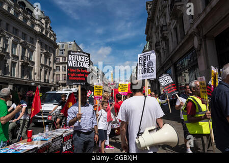 Socialist Worker campagnes des partis à Oxford Circus, le samedi 16 juillet 2016, Londres, Royaume-Uni, UK Banque D'Images