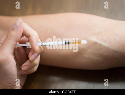 Close up de l'injection de drogues faisant main addict Banque D'Images