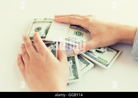 Close up of woman mains comptant us dollar argent Banque D'Images