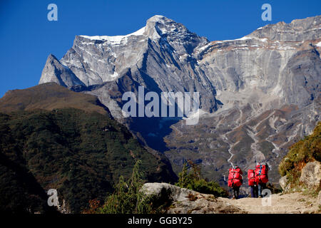 Avis de Sherpa porteurs sur la route camp de base de l'Everest - laissant Namche Banque D'Images