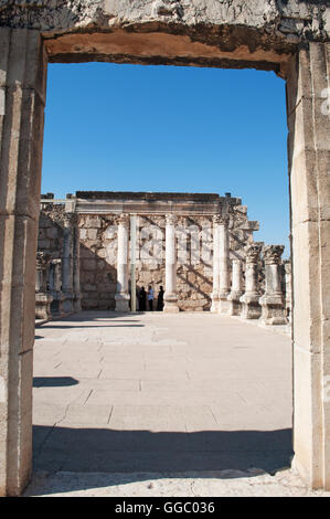 Capernaüm, Israël, Moyen-Orient : l'entrée portail en pierre dans les ruines de la synagogue de Capharnaüm, parmi les plus anciennes synagogues dans le monde Banque D'Images