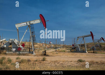 Bakersfield, Californie - des puits de pétrole dans l'immense champ de la rivière Kern. Banque D'Images