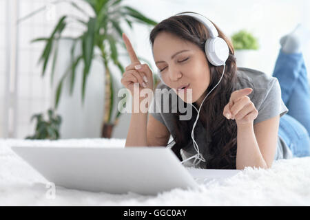 Jeune femme avec un casque et coffre Banque D'Images