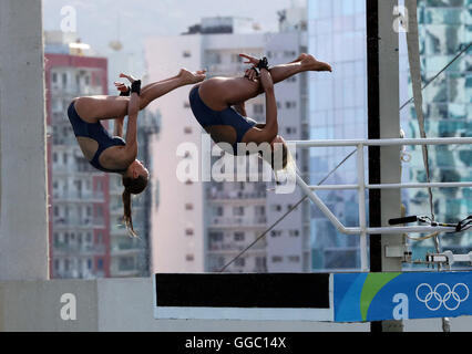 La société britannique Tonia Couch et Lois Toulson pratique au centre Aquatique Maria Lenk avant les Jeux Olympiques de Rio, au Brésil. Banque D'Images