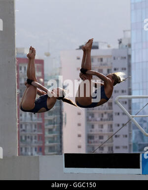 La société britannique Tonia Couch et Lois Toulson pratique au centre Aquatique Maria Lenk avant les Jeux Olympiques de Rio, au Brésil. Banque D'Images