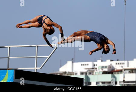 La société britannique Tonia Couch et Lois Toulson pratique au centre Aquatique Maria Lenk avant les Jeux Olympiques de Rio, au Brésil. Banque D'Images