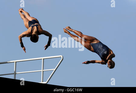 La société britannique Tonia Couch et Lois Toulson pratique au centre Aquatique Maria Lenk avant les Jeux Olympiques de Rio, au Brésil. Banque D'Images