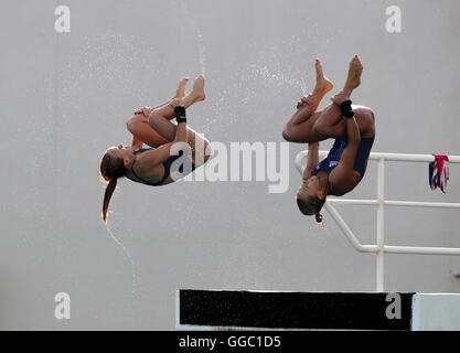 La société britannique Tonia Couch et Lois Toulson pratique au centre Aquatique Maria Lenk avant les Jeux Olympiques de Rio, au Brésil. Banque D'Images