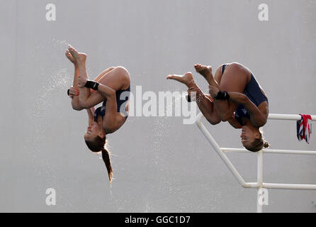 La société britannique Tonia Couch et Lois Toulson pratique au centre Aquatique Maria Lenk avant les Jeux Olympiques de Rio, au Brésil. Banque D'Images