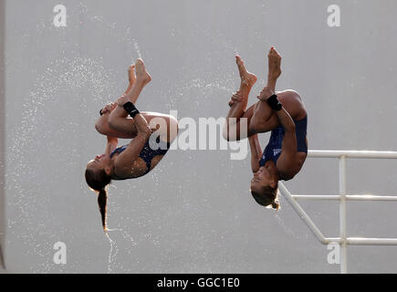 La société britannique Tonia Couch et Lois Toulson pratique au centre Aquatique Maria Lenk avant les Jeux Olympiques de Rio, au Brésil. Banque D'Images