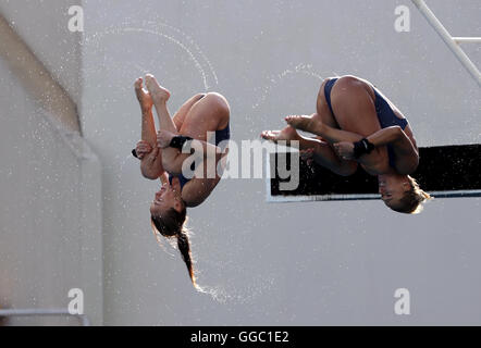 La société britannique Tonia Couch et Lois Toulson pratique au centre Aquatique Maria Lenk avant les Jeux Olympiques de Rio, au Brésil. Banque D'Images