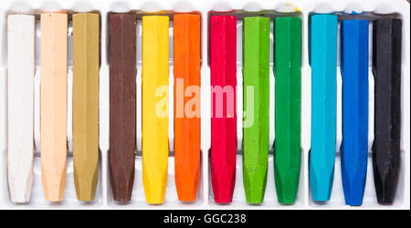 Les crayons de l'huile aux couleurs lumineuses close up on a décorer le papier feuille Banque D'Images