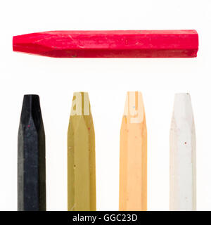 Les crayons de l'huile aux couleurs lumineuses close up isolé sur fond blanc Banque D'Images