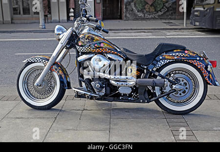 Très personnalisés, une moto Harley Davidson garée dans une rue de Dublin, Banque D'Images