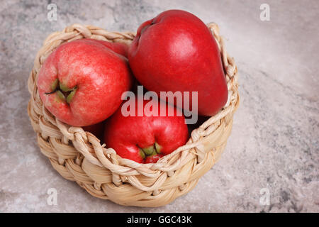 Fruits tropicaux Acmella oleracea (mal de dents, de l'usine, paracress electric daisy, le jambu) dans panier en osier sur table de marbre Banque D'Images