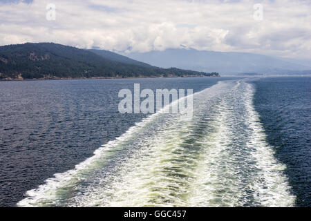 Service d'un ferry dans la mer des Salish (détroit de Georgia), près de Vancouver, Colombie-Britannique, Canada Banque D'Images