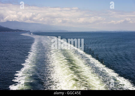 S Service d'un ferry dans la mer des Salish (détroit de Georgia), près de Vancouver, Colombie-Britannique, Canada Banque D'Images