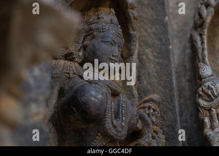 Sculpture dans les murs de temple Hoysaleswara est unique et magnifiquement sculpté. Halebidu Inde Banque D'Images