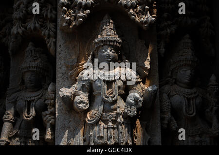 Démoli - chaque sculpture dans les murs de temple Hoysaleswara est unique et magnifiquement sculpté. Halebidu Inde Banque D'Images