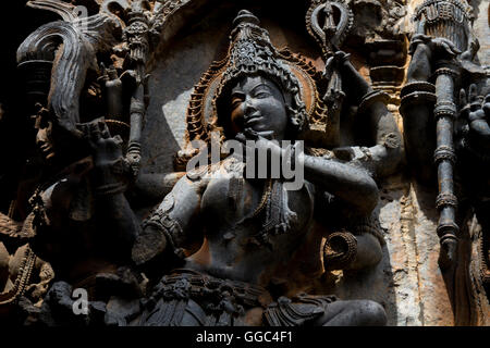 Beauté - démoli chaque sculpture dans les murs de temple Hoysaleswara est unique et magnifiquement sculpté. Halebidu Inde Banque D'Images