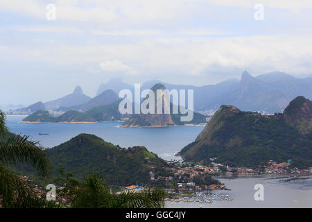 Avec le Christ Rédempteur du Corcovado et du Pain de Sucre à Rio de Janeiro de Niteroi pendant jour nuageux, le Brésil. Selective focus on forst Banque D'Images
