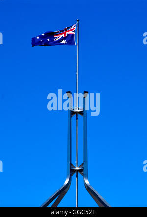 Drapeau géant domine le toit de la Maison du parlement australien à Canberra Banque D'Images