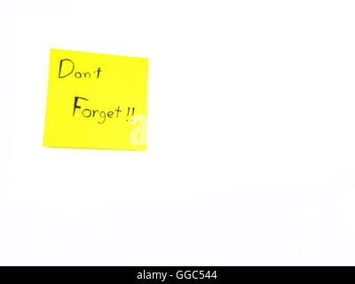 N'oubliez pas de post-it on white background with copy space Banque D'Images