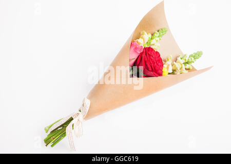 Bouquets de fleurs cadeaux enveloppés dans du papier brun et de la musique Banque D'Images