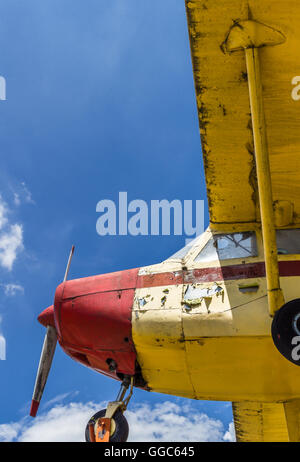 Avion Vintage vu d'en bas, avec ciel bleu en arrière-plan Banque D'Images