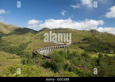 Géographie / billet, en Grande-Bretagne, en Écosse, le Lochaber, locomotive à vapeur Jacobite sur viaduc de Glenfinnan sur la West Highland Line, utilisé comme lieu dans les films de Harry Potter, Additional-Rights Clearance-Info-Not-Available- Banque D'Images