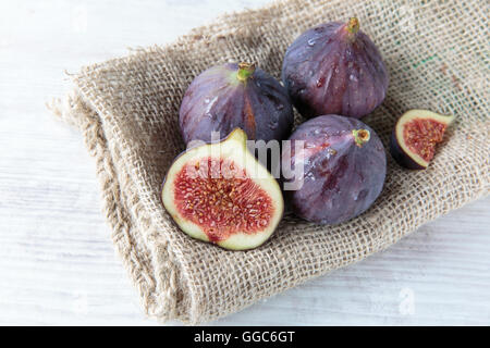 Delicious fresh figs on sombre tissu du jute Banque D'Images