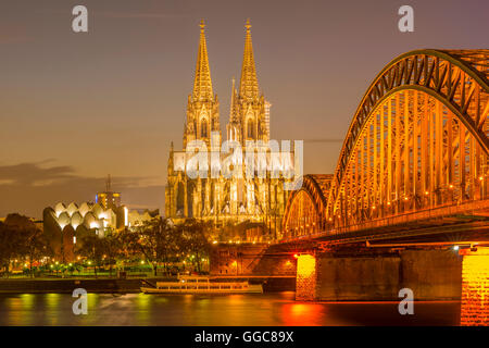 Géographie / voyage, Allemagne, Berlin, Cologne, Philharmonic Hall, la cathédrale de Cologne, Hohenzollernbruecke (Pont Hohenzollern), Freedom-Of-Panorama Banque D'Images