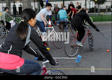 Bike polo à Newington Park sur Harper Road, juste à côté de Newington Causeway près de Elephant and Castle. 1er avril 2009. Banque D'Images