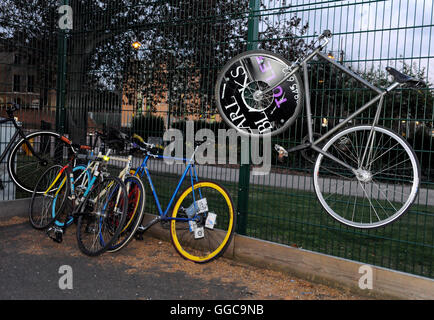 Bike polo à Newington Park sur Harper Road, juste à côté de Newington Causeway près de Elephant and Castle. 1er avril 2009. Banque D'Images