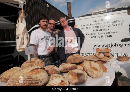 Fergus Henderson chef et fondateur de St John's Restaurant avec des membres de SJ's photo Brick Lane car boot Art fair 2010. Banque D'Images