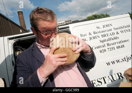 Fergus Henderson chef et fondateur de St John's Restaurant avec des membres de SJ's photo Brick Lane car boot Art fair 2010. Banque D'Images